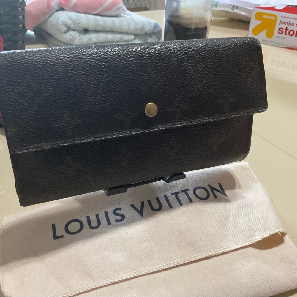 Louis Vuitton Sarah Wallet has COA  and a dust cover.🌟 - Picture 7 of 14